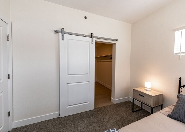 Building Photo - 1 Bed Luxury Apartment near Garden of the Gods