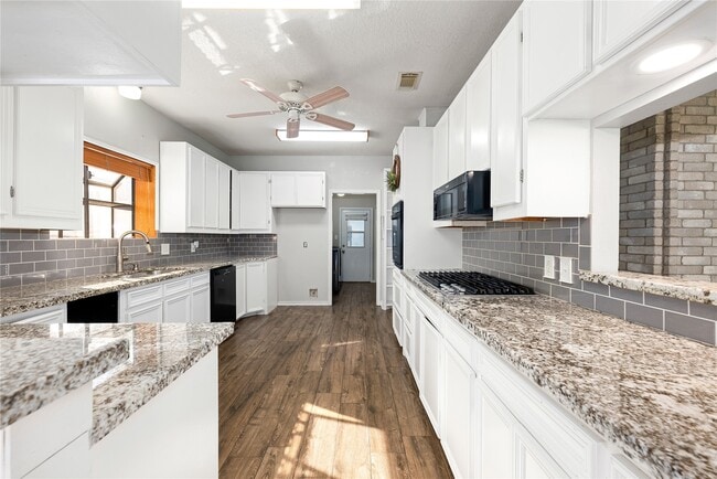 Building Photo - 303 Narcissus St