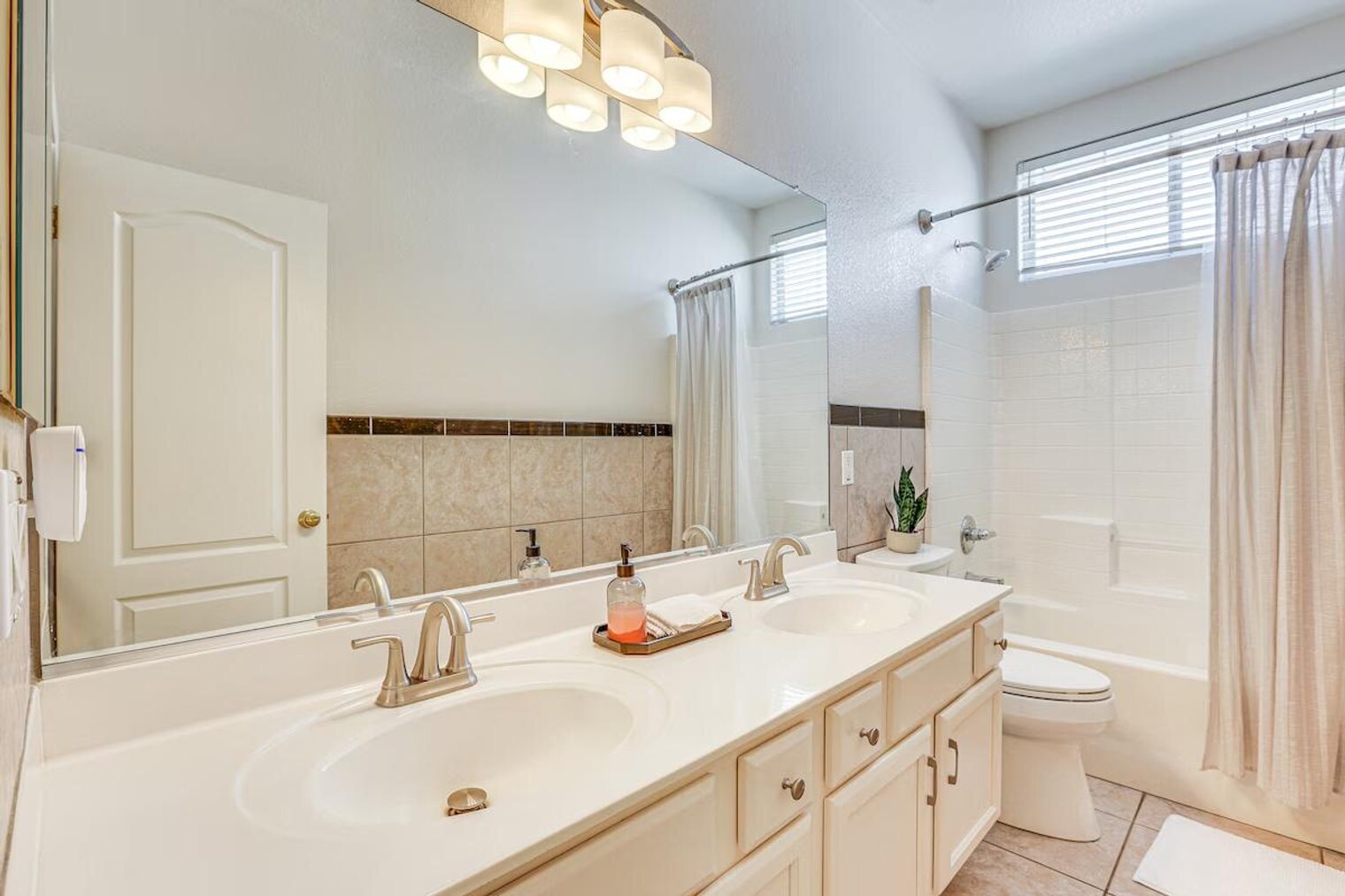 Building Photo - 11882 W Washington St