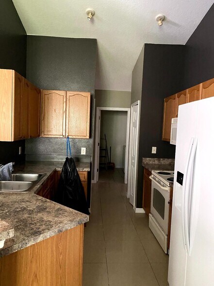 Kitchen - 3687 Oakdale Cir