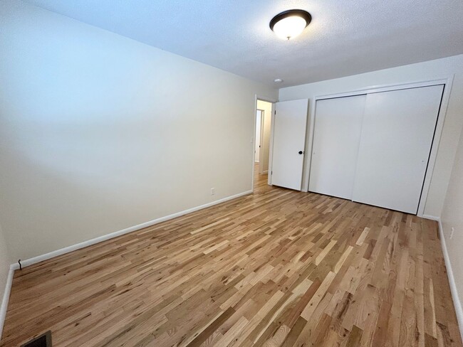 Building Photo - Newly Renovated 3 Bedroom 1 Bathroom Home ...