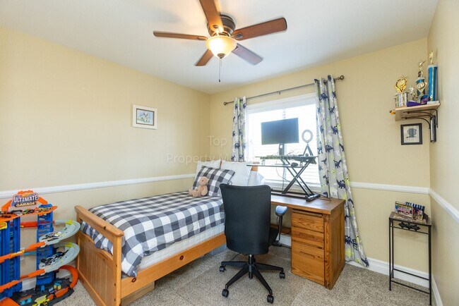 Building Photo - Beautiful 3 bed / 2.5 bath / 1,150 sqft Town Home in walking distance to Vista Village