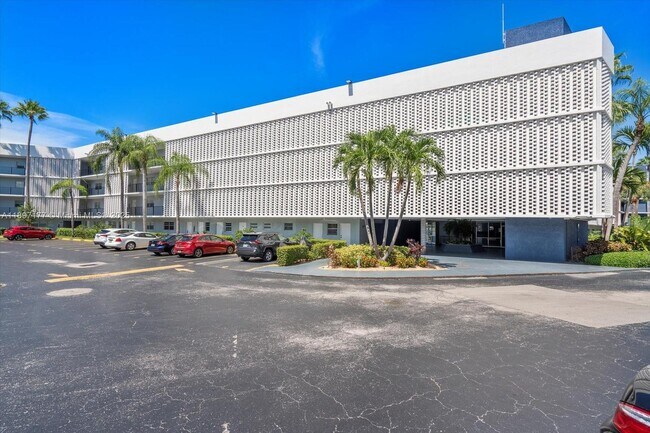 Building Photo - 875 NE 195th St