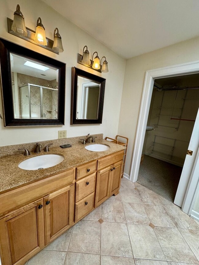 Building Photo - Single Family Home for Rent - Direct acces...