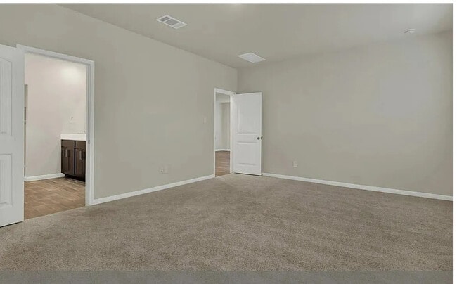 Building Photo - Room in House on Bethpage Dr