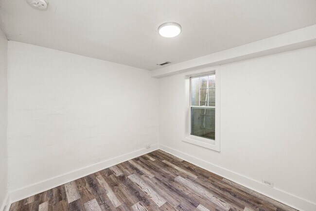 Building Photo - 611 S 14th St