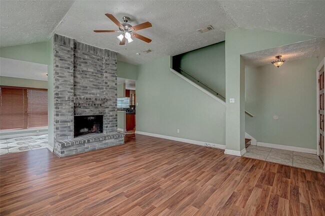 Building Photo - 2026 Sandy Knoll Dr