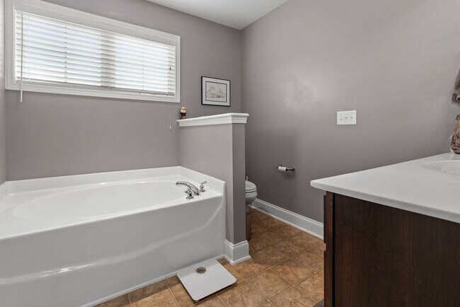 Building Photo - 209 Admiral Ct