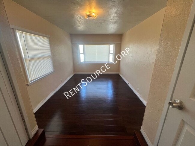 Building Photo - 920 Flora St