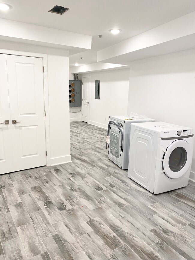 Building Photo - 2425 Frankford Ave