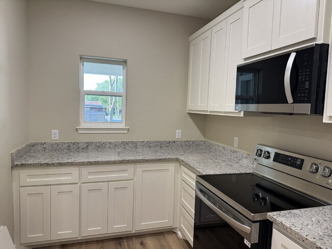 Building Photo - New 4BR/2.5BA Home – Perfect for Roommates, Walk to Campus!