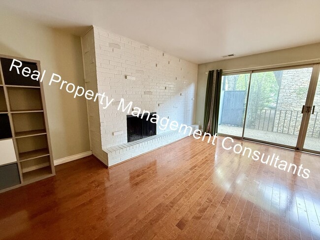 Building Photo - Beautiful Condo on the Plaza with City Vie...