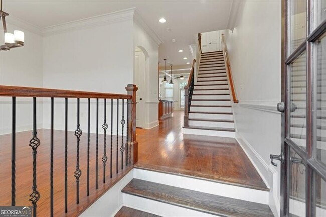 Building Photo - 807 Creekgarden Court