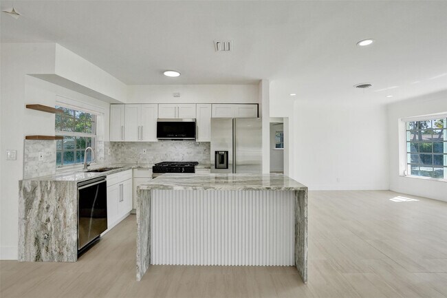 Building Photo - 4200 NE 15th Ave