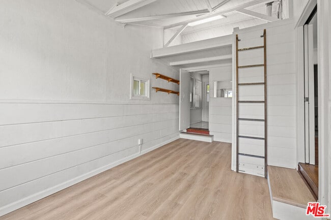 Building Photo - 2421 Cloy Ave