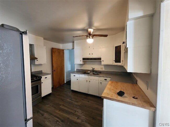 Building Photo - 621 Academy St