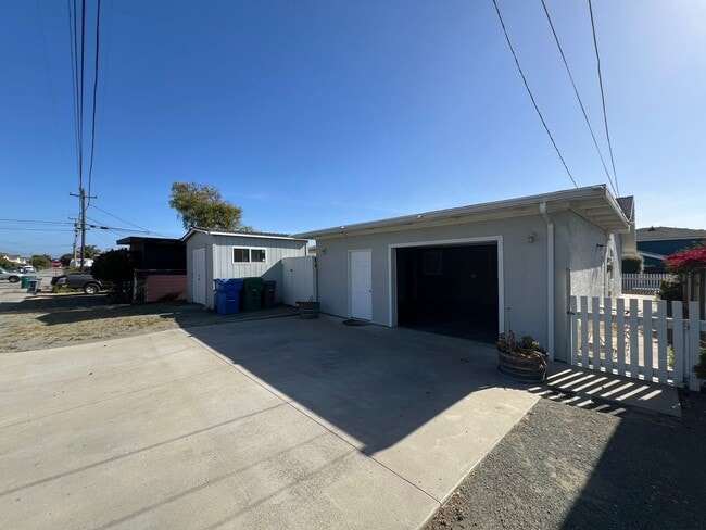 Building Photo - 2916 Dogwood Ave