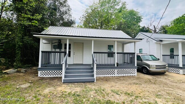 Building Photo - 112 E Dewey St