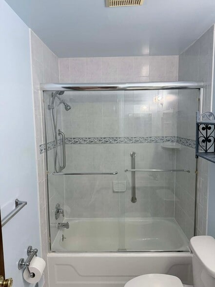 Upstairs Full Bath - 3103 Ruby Dr