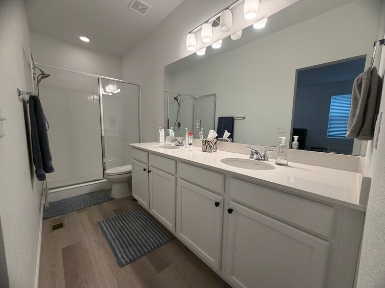 Primary Bathroom - 2434 Vanhoutte Vw