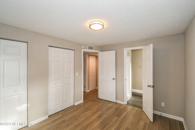Building Photo - 335 Bonnlyn Dr