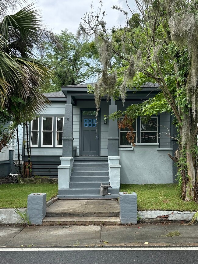 Building Photo - 726 W Victory Dr