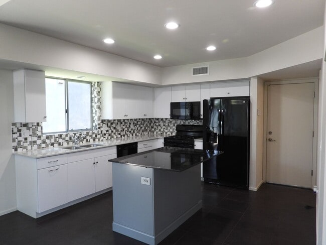 Building Photo - 975 E Park Modern Dr
