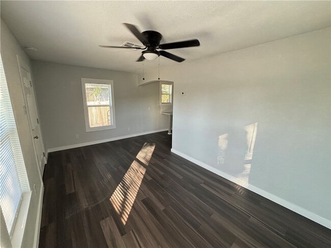 Building Photo - 417 Robert Dr