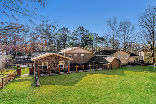 Building Photo - Spacious Five-Bedroom Home