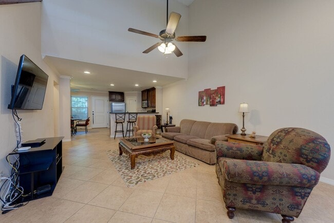 Building Photo - Beautiful Duplex with 5 Bed, 4 Bath Right ...