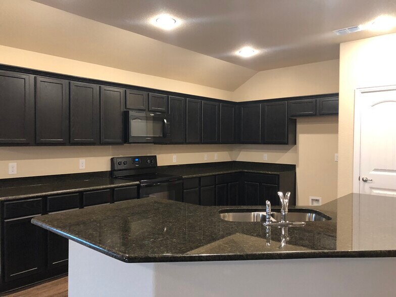 Building Photo - 530 Meadowlake Dr