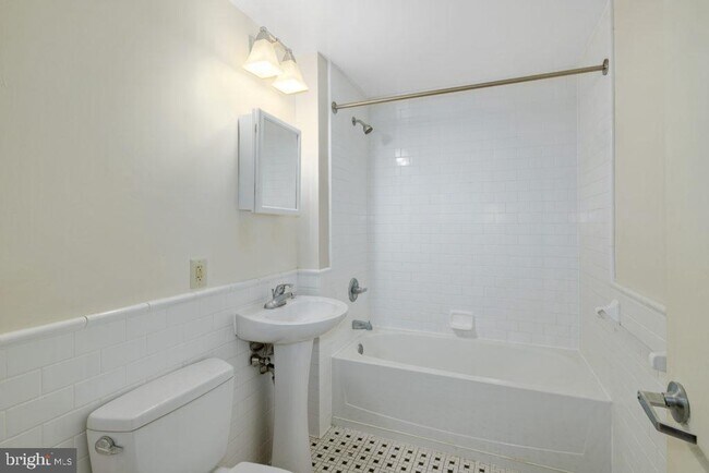 Building Photo - 412-26 S 13th St