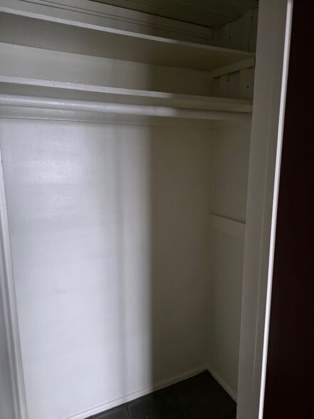 Bedro 1 closet - 2330 Carmelina S Ave
