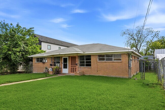 Building Photo - 3408 E Lockwood Dr