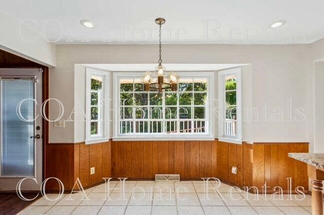 Building Photo - Great East Side Location
