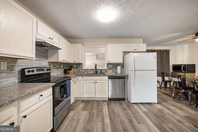 Building Photo - 1954 Woodbine Terrace NE