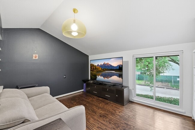 Building Photo - 4603 Ivanhoe St