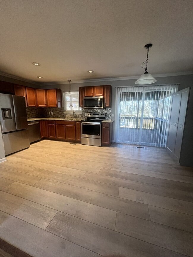 Building Photo - Charming 3 Bed, 1.5 Bath Rental Home on St...