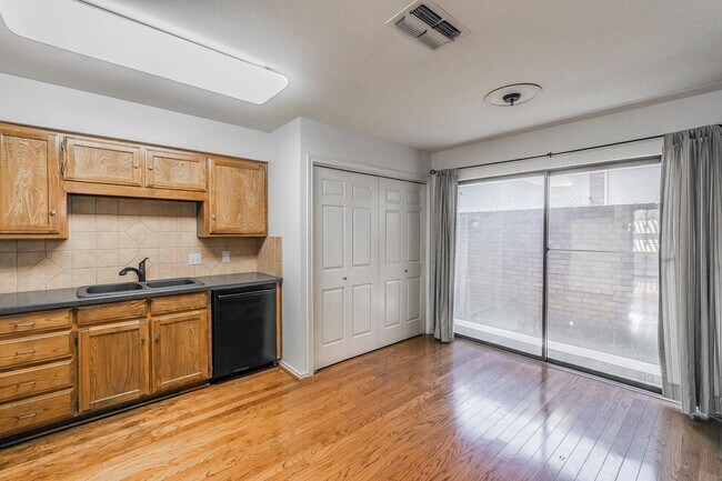 Building Photo - BEAUTIFUL and SPACIOUS Townhome in Ideal L...