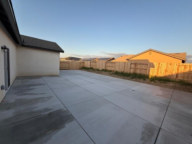 Building Photo - Make yourself at home in this delightful Delano single-family residence!