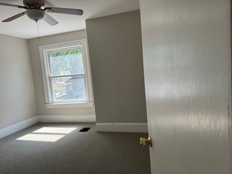 bedroom - 1906 E Webster Pl