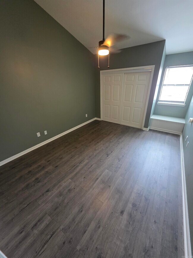 Building Photo - 301 Kings Row Dr