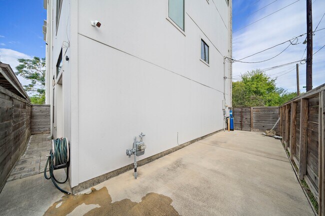 Building Photo - 1603 Holly St