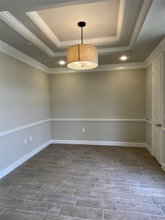 Building Photo - 633 E Fernhurst Dr