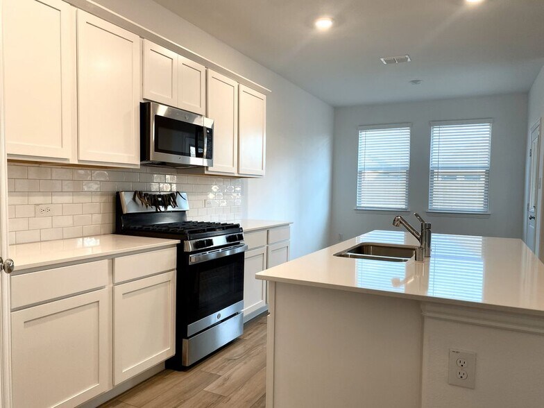 Building Photo - 1201 Sassafras Dr