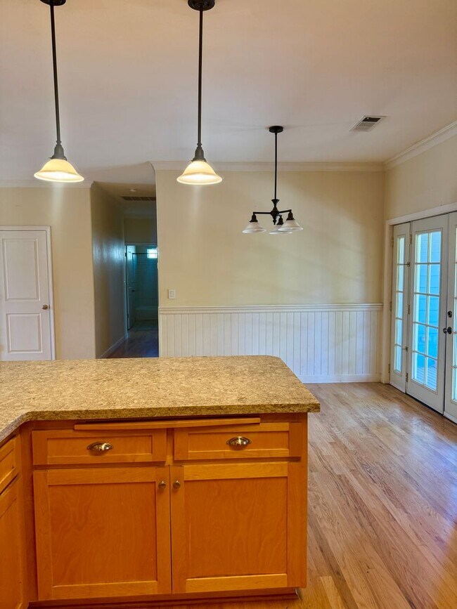 Building Photo - Charming 3-Bedroom, 2-Bath Home in a Pictu...