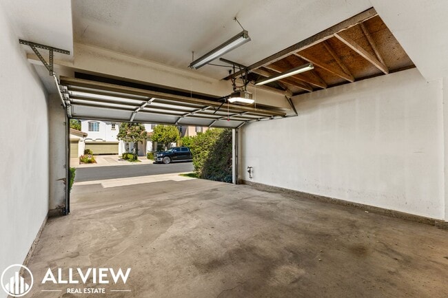 Building Photo - Bright & Spacious 3-Bedroom 2.5 Bath Home in Gated Oak Creek Community