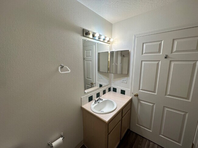 Building Photo - "Charming 2-Bed Retreat with Spacious 1000 sqft Layout in Nampa's Heart!"