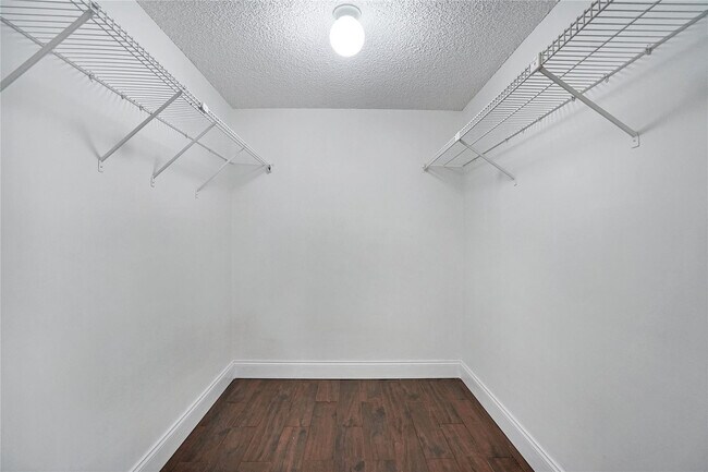 Building Photo - 109 Lake Emerald Dr