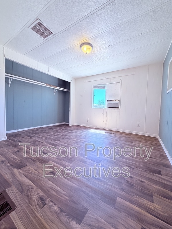Building Photo - 4580 E Rex St